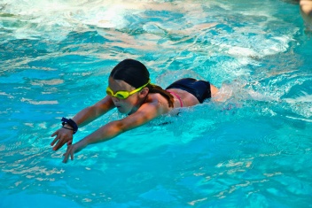 2009-06-14-03 VALE KYLA HALEY SWIM.jpg
